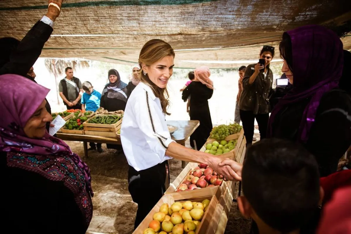 شاهدت الملكة رانيا العبد الله بعض المنتجات الزراعية.jpg