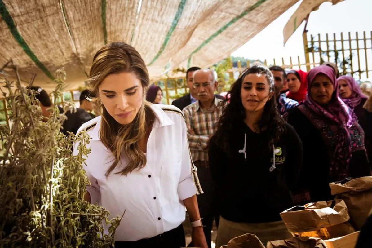 واطلعت الملكة رانيا العبد الله على إحدى المزارع النموذجية.jpg