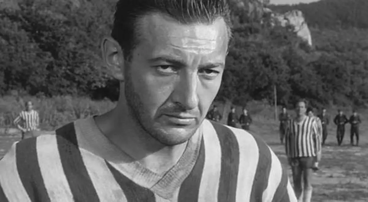 اللاعب المحترف الأسير في الفيلم.jpg