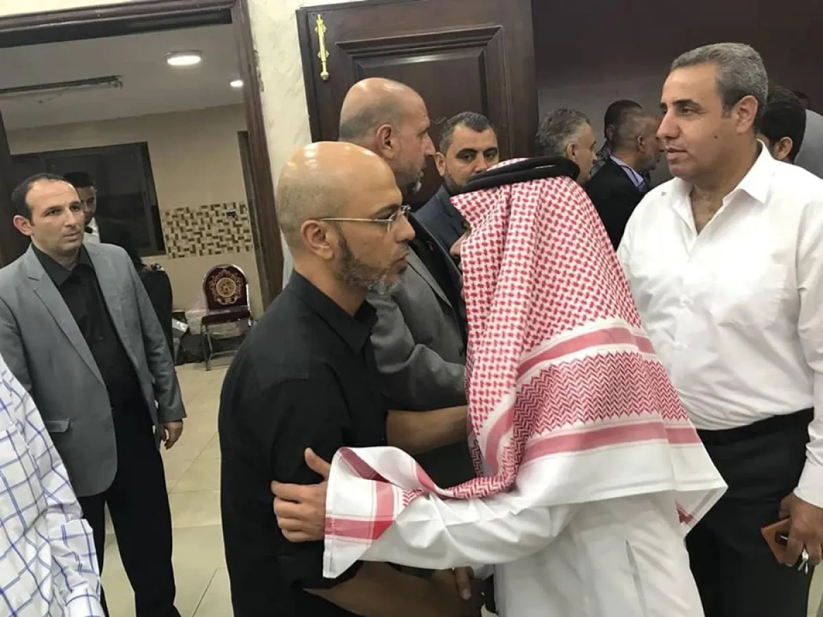 أثناء تقديم واجب العزاء.jpg