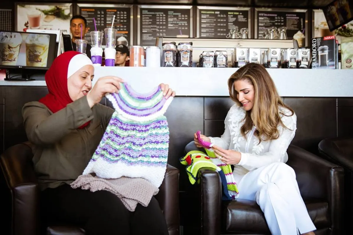 الملكة رانيا العبد الله تطلع على مشروع ستات بيوت.jpg