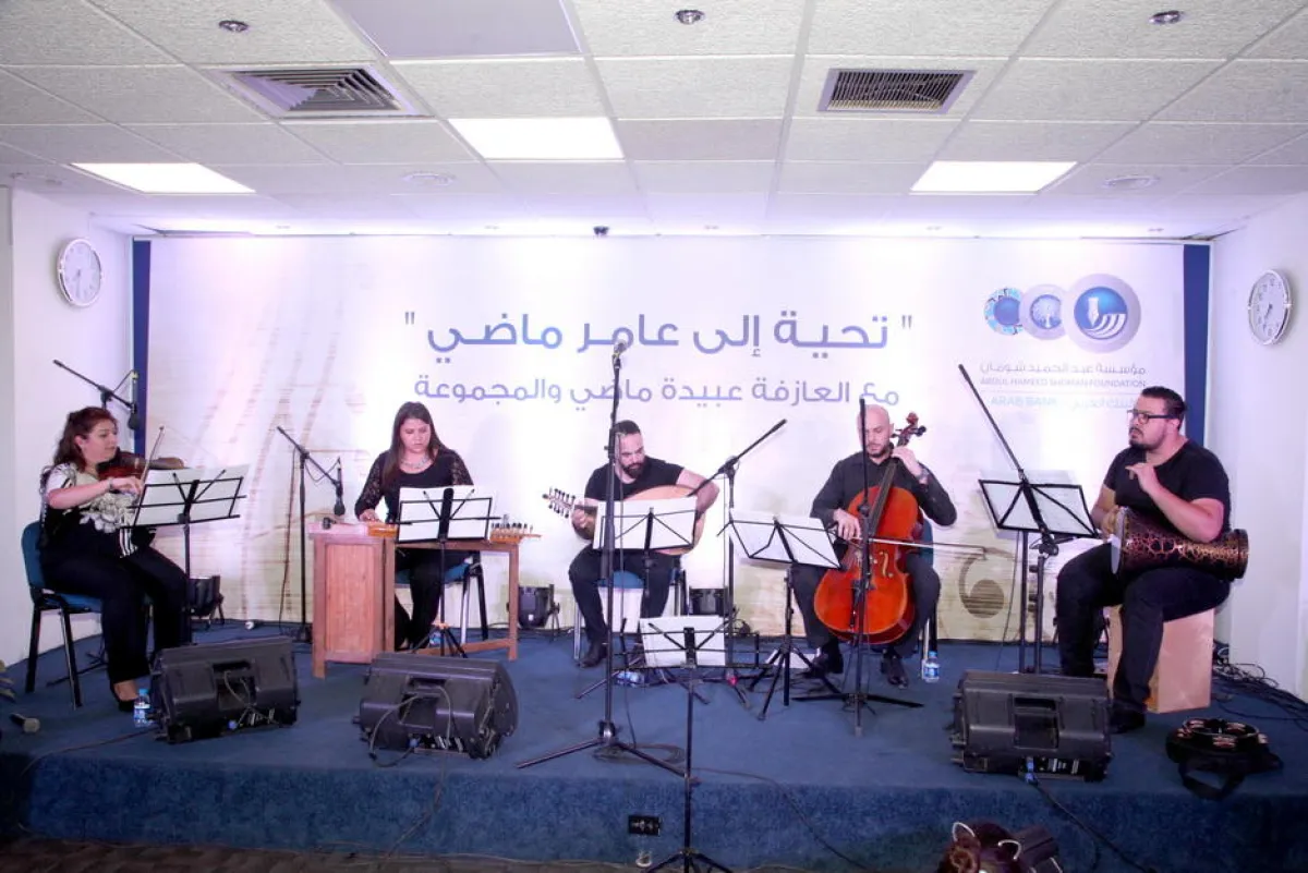 عبيدة ماضي بقيادة الفرقة الموسيقية.JPG