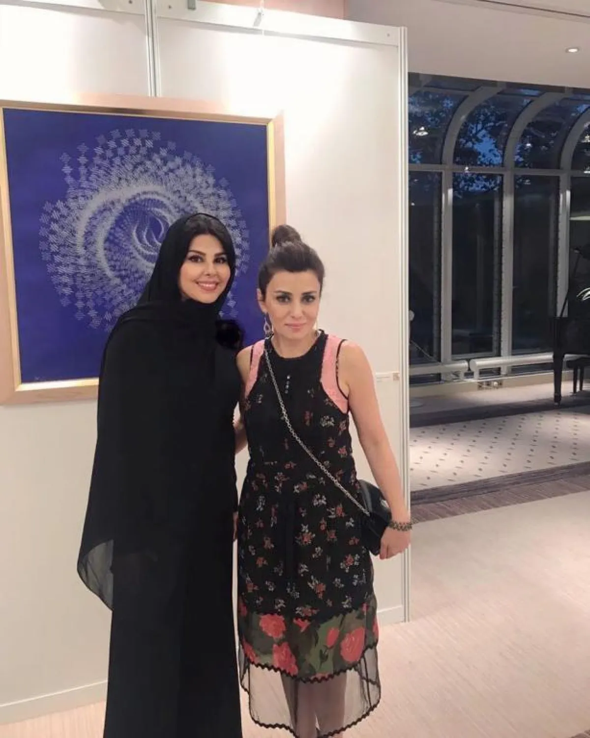 الفنانة السعودية لولوة الحمود أثناء مشاركتها بمعرض الفن في لندن.jpg