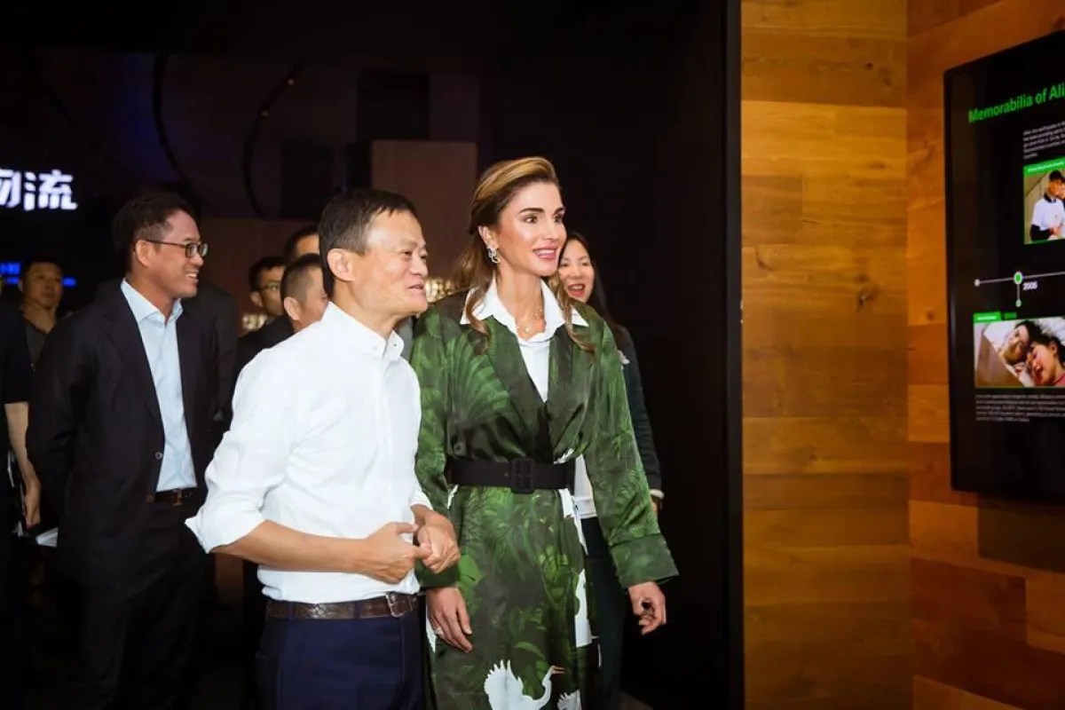 الملكة رانيا خلال الجولة في مقر المجموعة.jpg