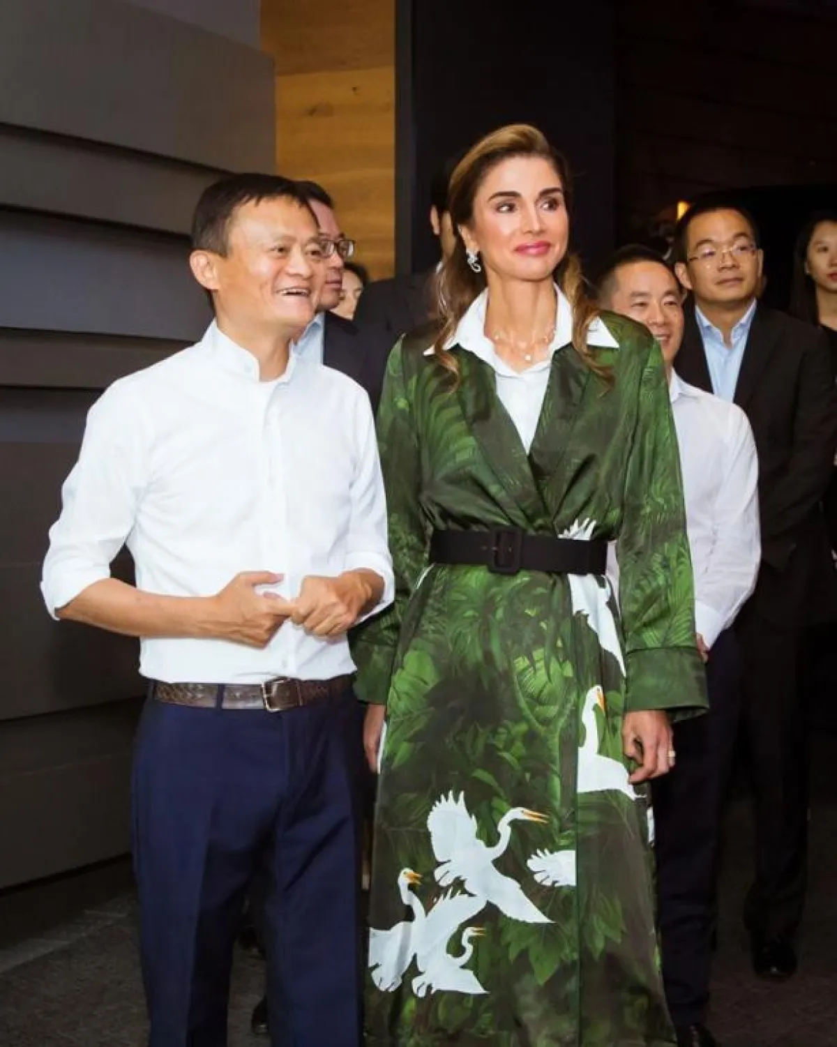 الملكة مع مؤسس المجموعة خلال الجولة.jpg