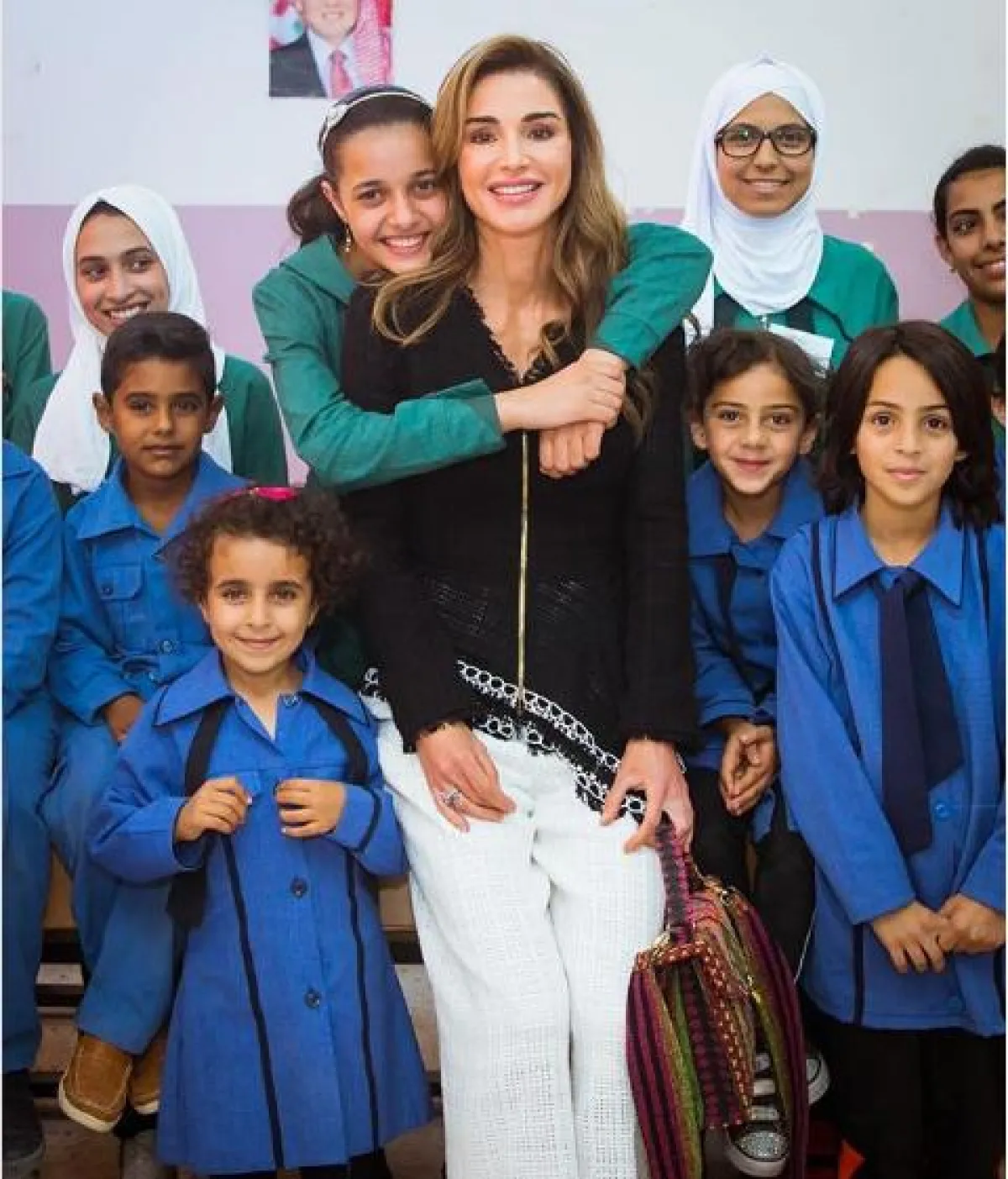 الملكة رانيا مع عدد من الطُلاب.PNG