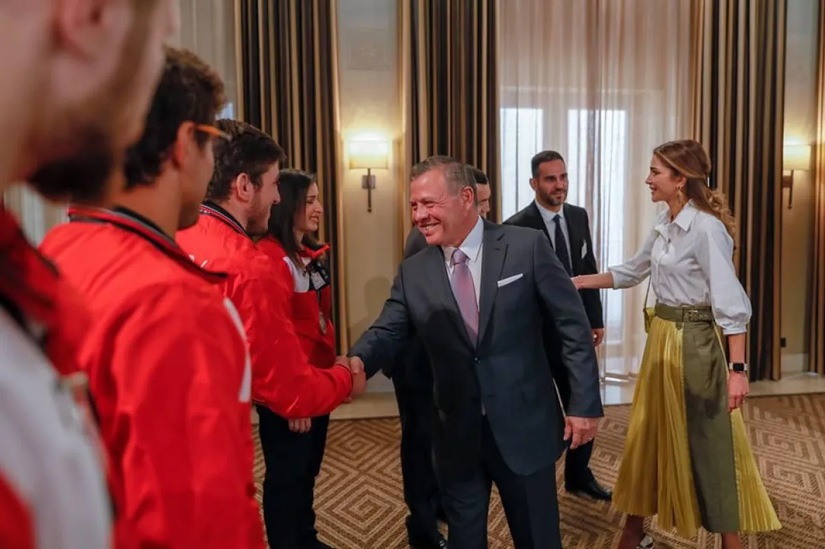 الملك والملكة يحيون الوفد الرياضي الأردني.jpg