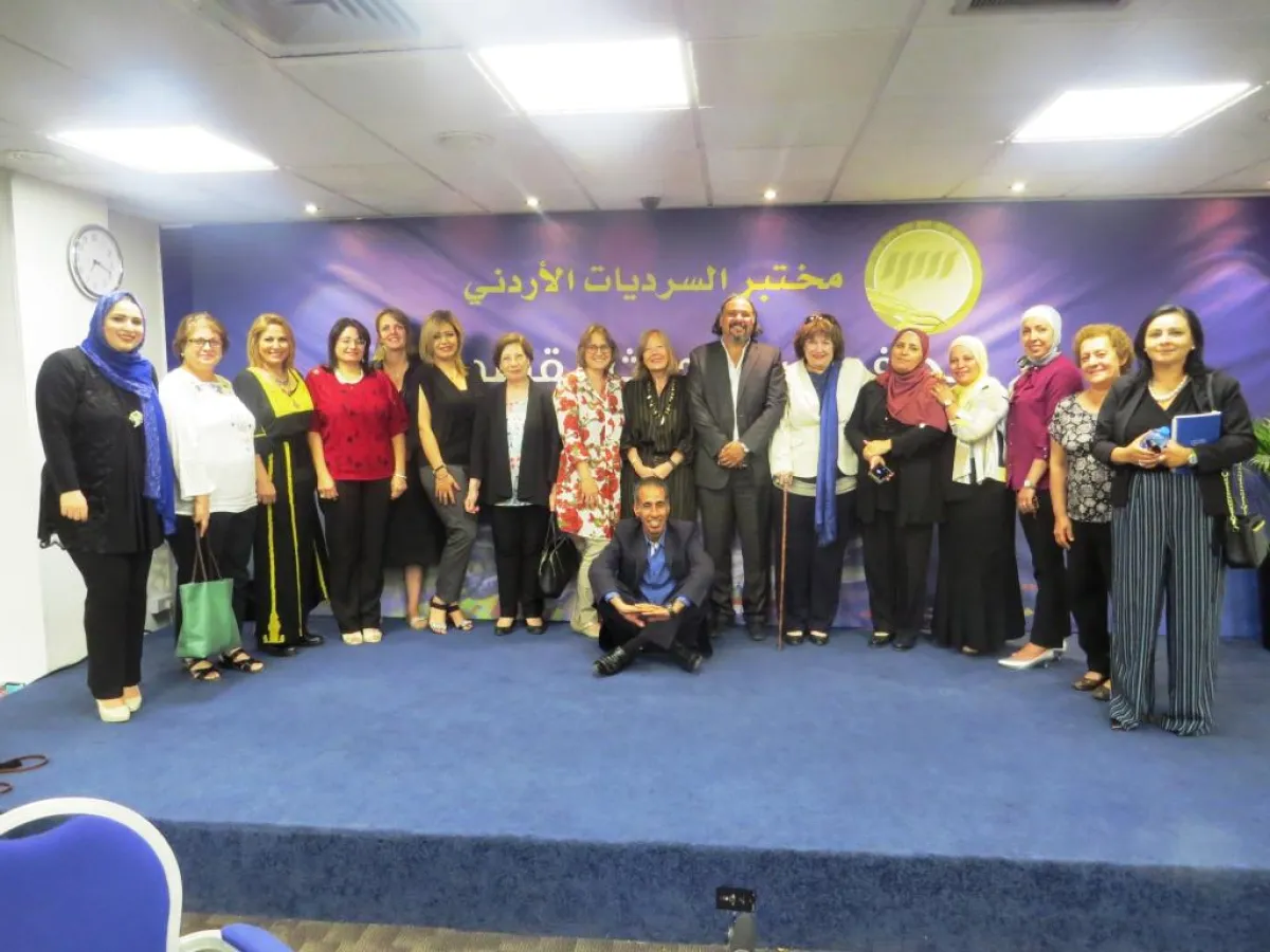 صورة جماعية للكاتبات والكتاب المشاركات.jpg