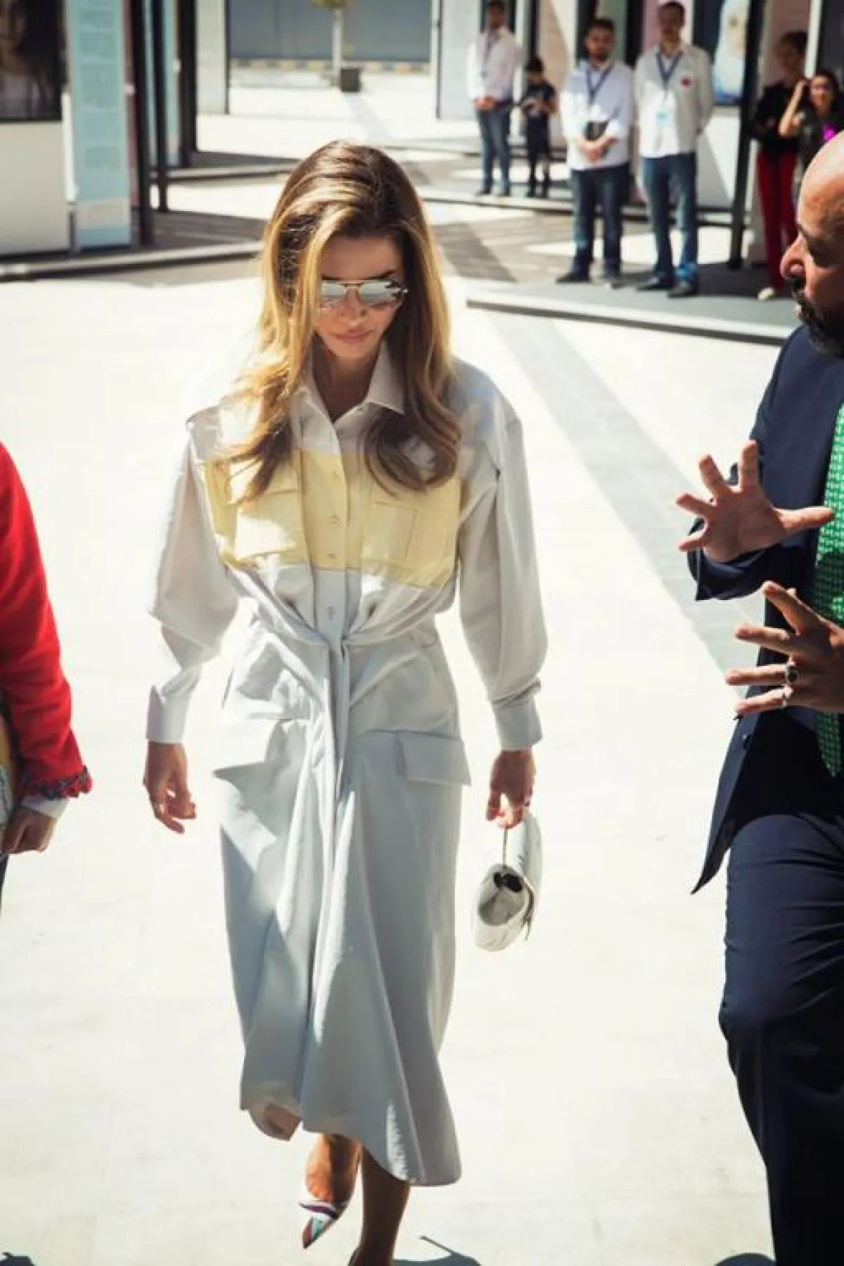 الملكة رانيا خلال زيارة إلى المهرجان.jpg