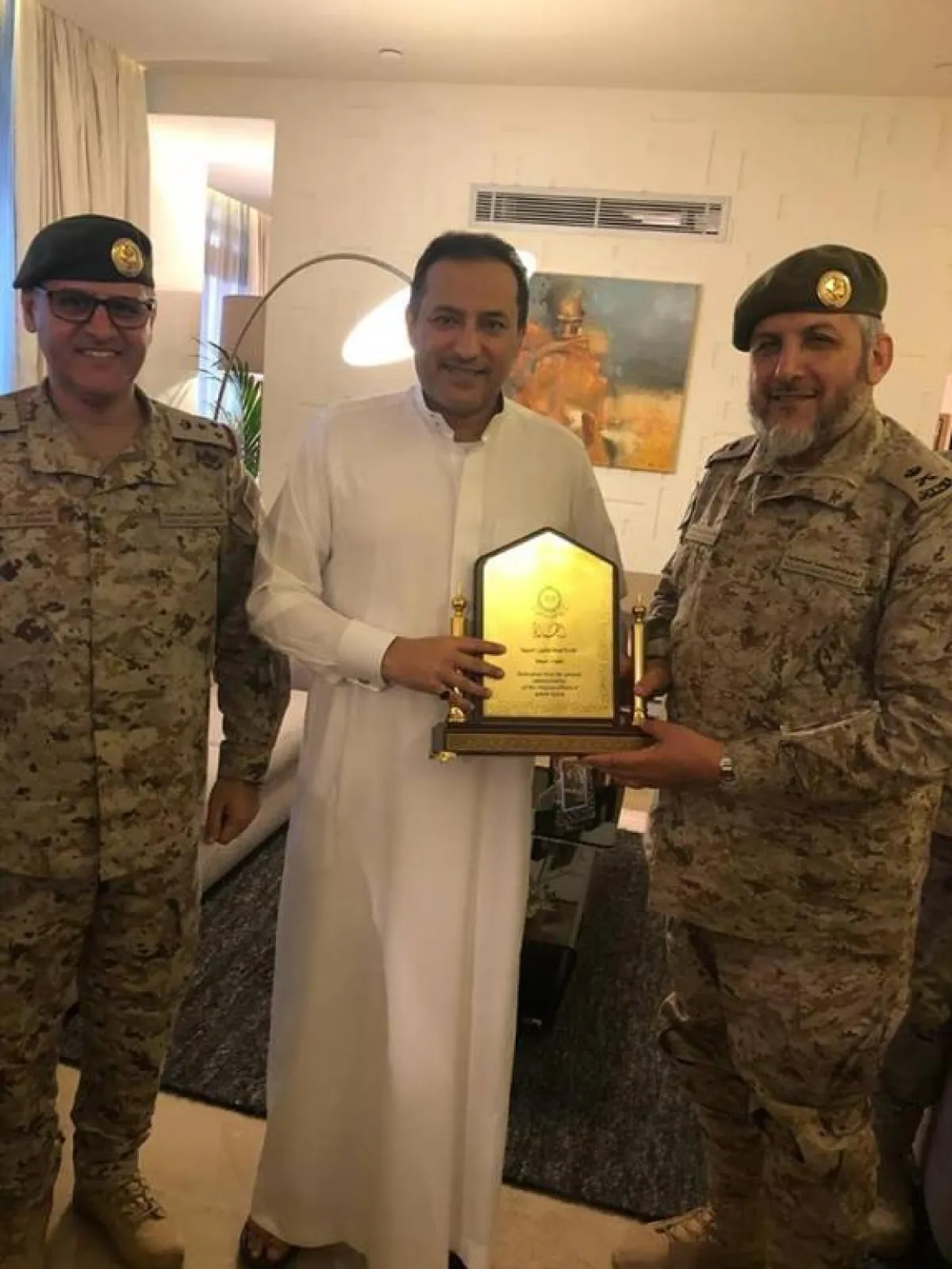 تقديم درع الإدارة العامة لسفير خادم الحرمين الشريفين.jpg