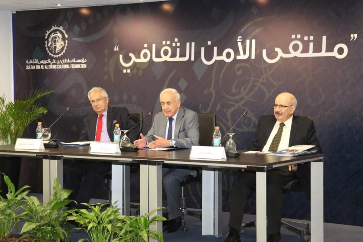 من الجلسة الأولى في الملتقى.jpg