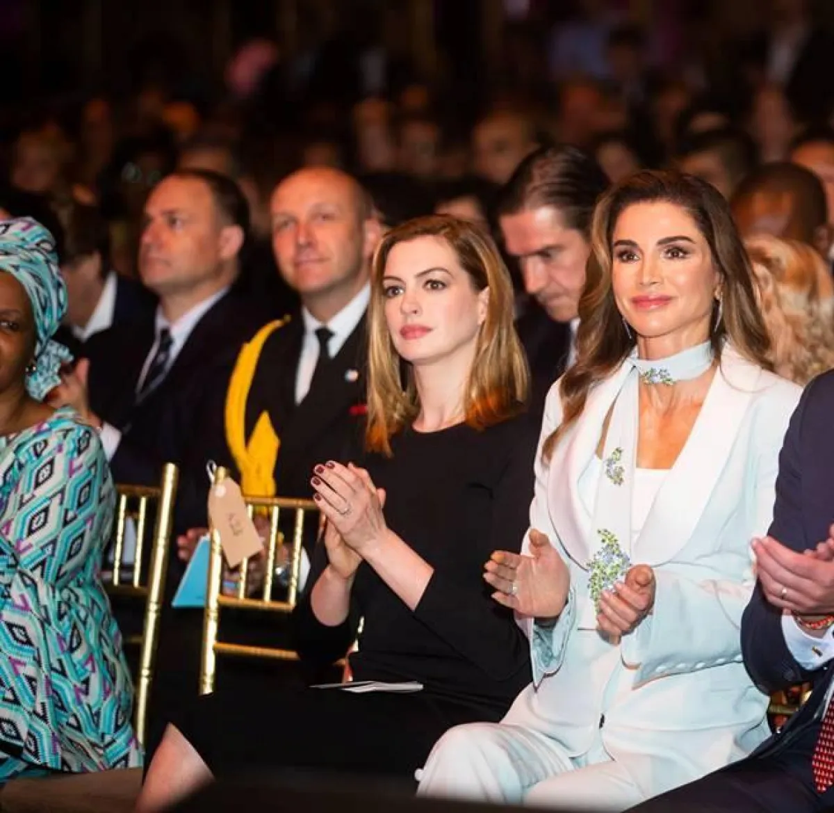 الملكة رانيا برفقة نجمة هوليود آن هاثاواي من القمة.jpg