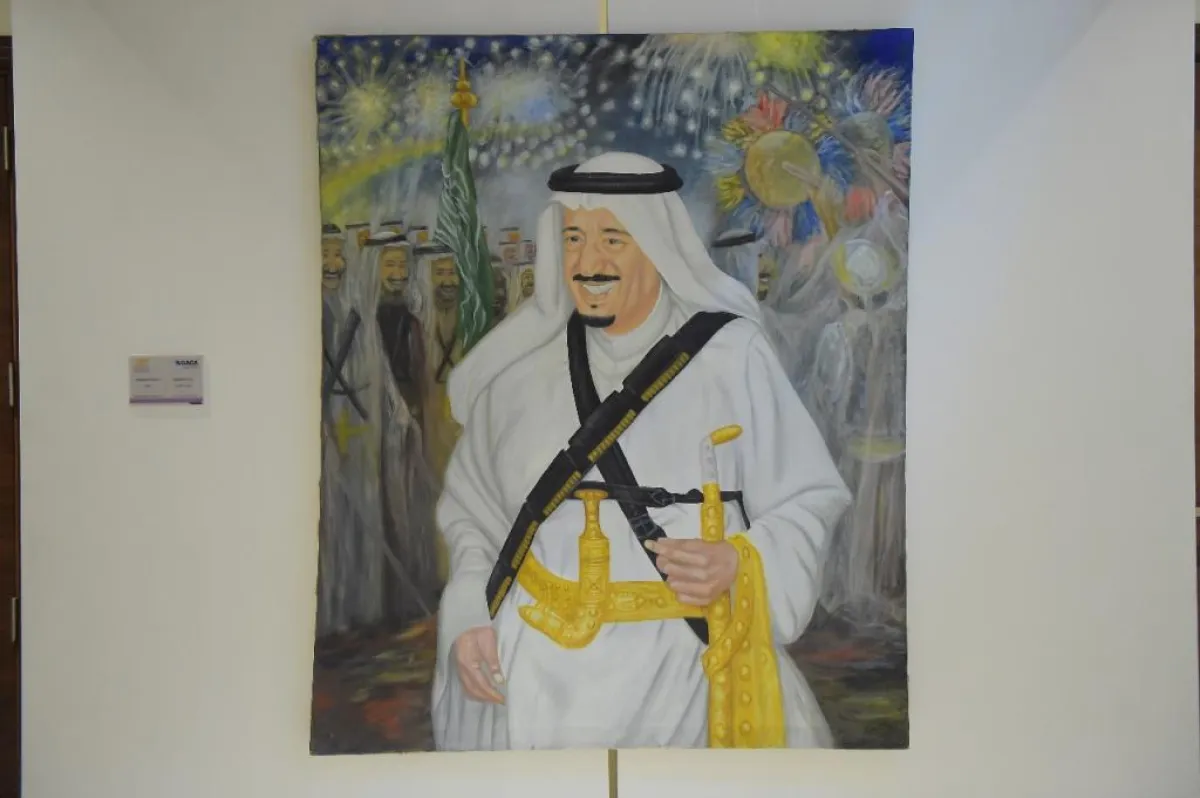 بالصور: فنون الرياض وهيئة الطيران تقيمان معرضًا للفنون التشكيلية في مطار الملك خالد الدولي بمناسبة اليوم الوطني 88