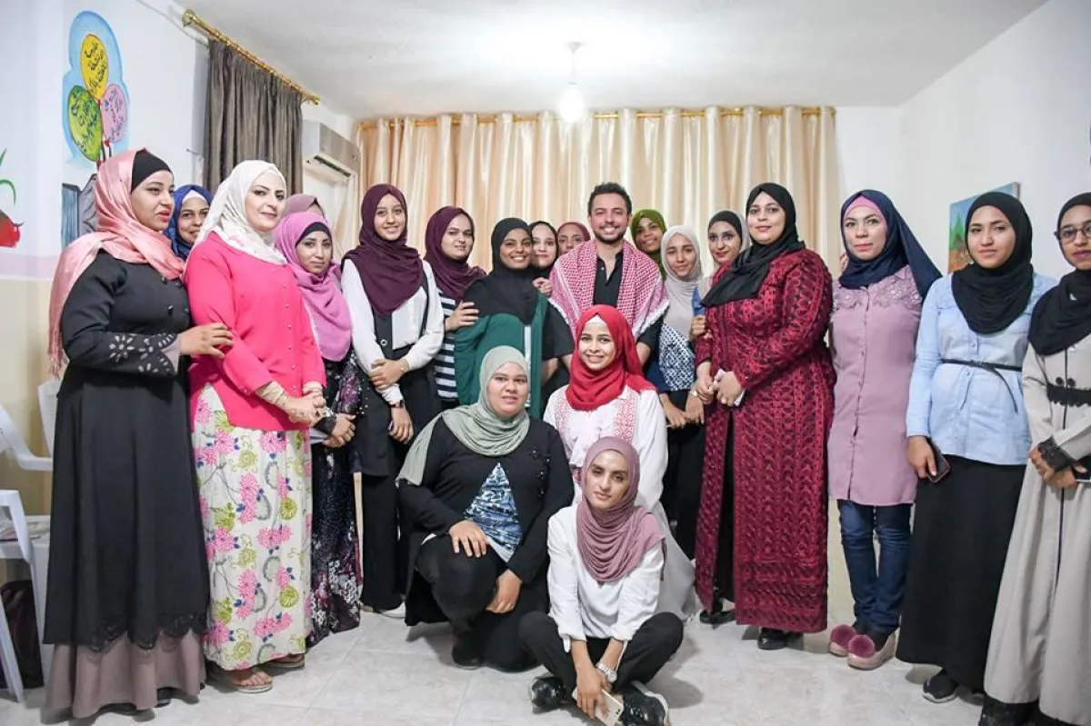 صورة جماعية مع ولي العهد الأردني الأمير الحسين بن عبد الله الثاني.jpg