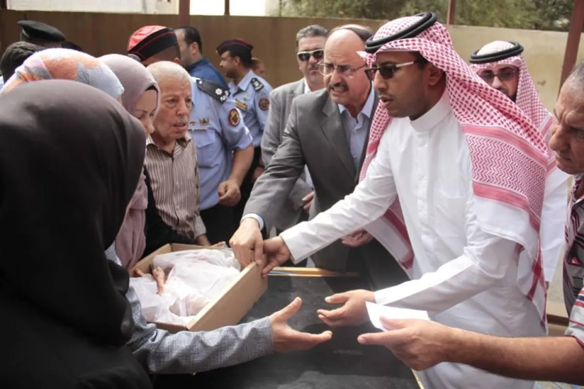 العتيق يساعد في توزيع الذبائح.jpg