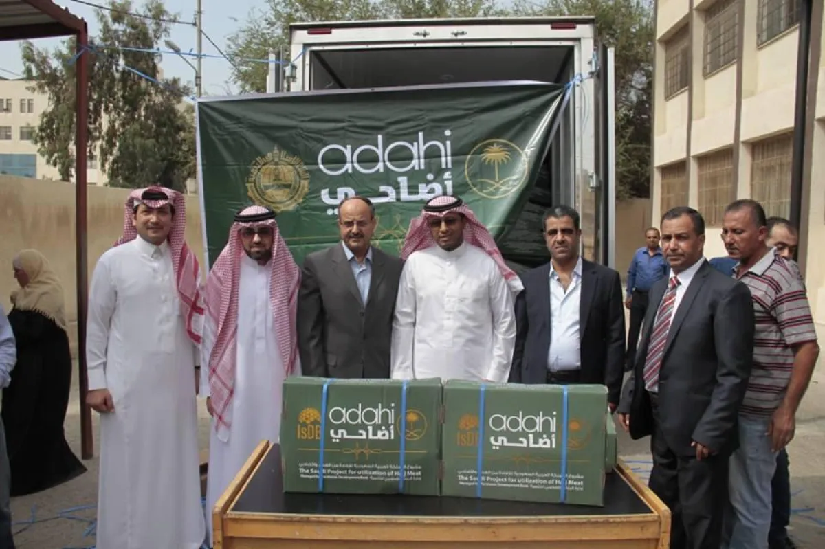العتيق برفقة المشاركين بالتوزيع.jpg