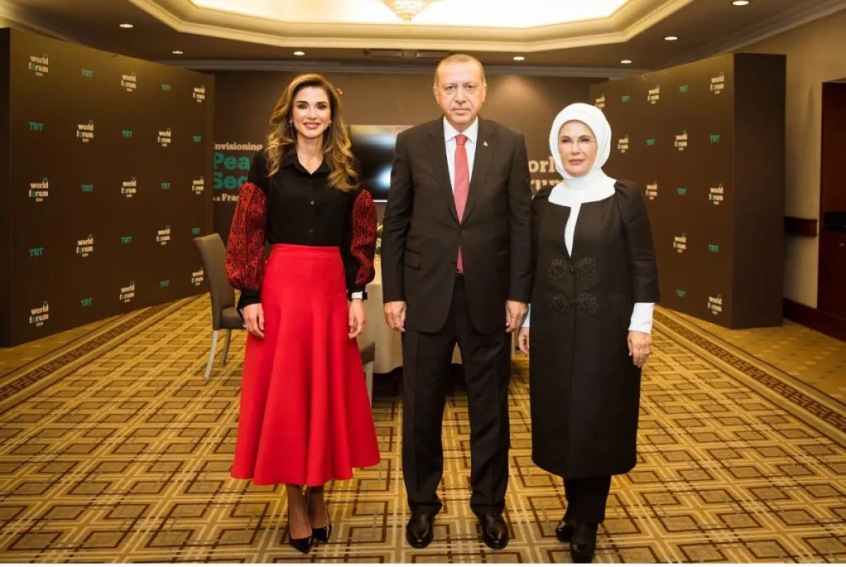 الملكة رانيا برفقة الرئيس التركي وعقيلته.jpg