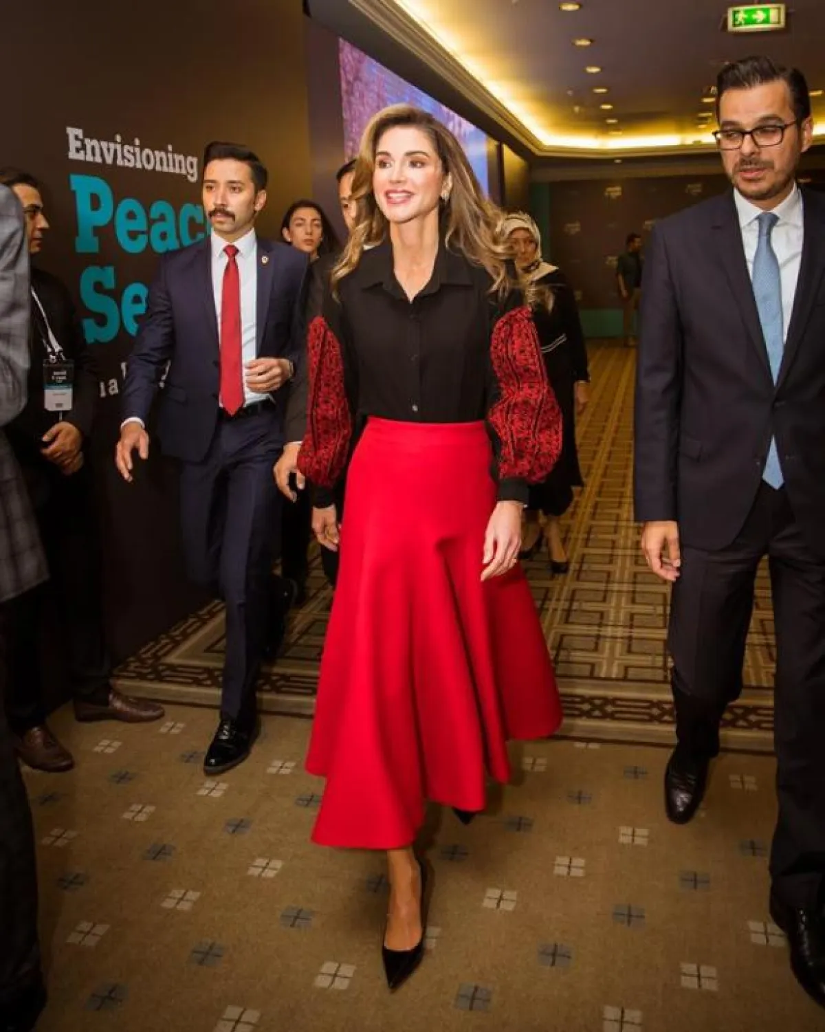 لحظة وصول الملكة رانيا إلى المنتدى الفكري.jpg