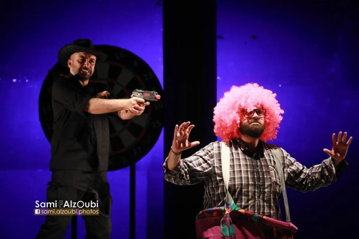 مشهد من مسرحية على الهامش.jpg