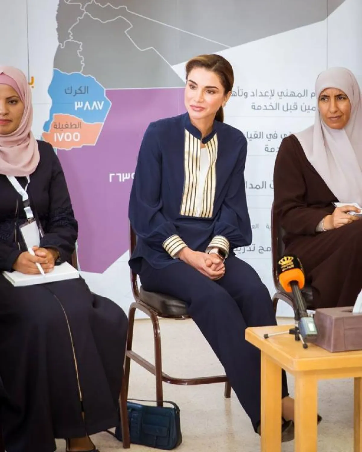 الملكة رانيا تستمع للمعلمات.jpg