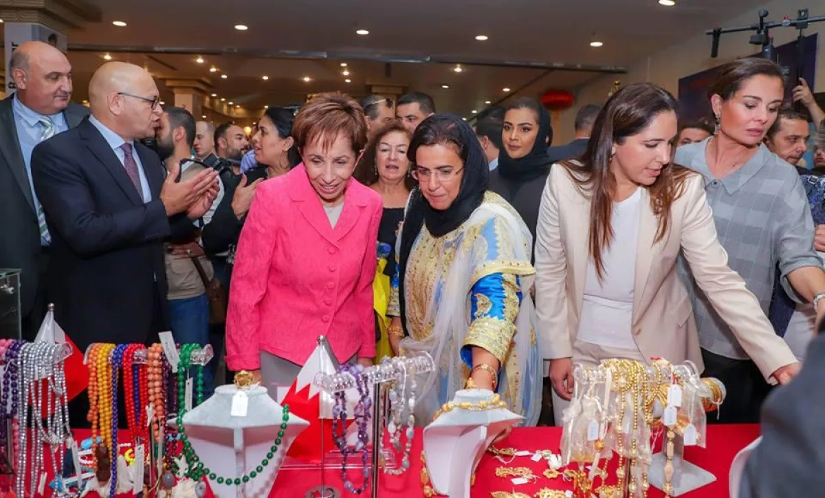الأميرة بسمة تتفقد بعض المنتجات في البازار.jpg