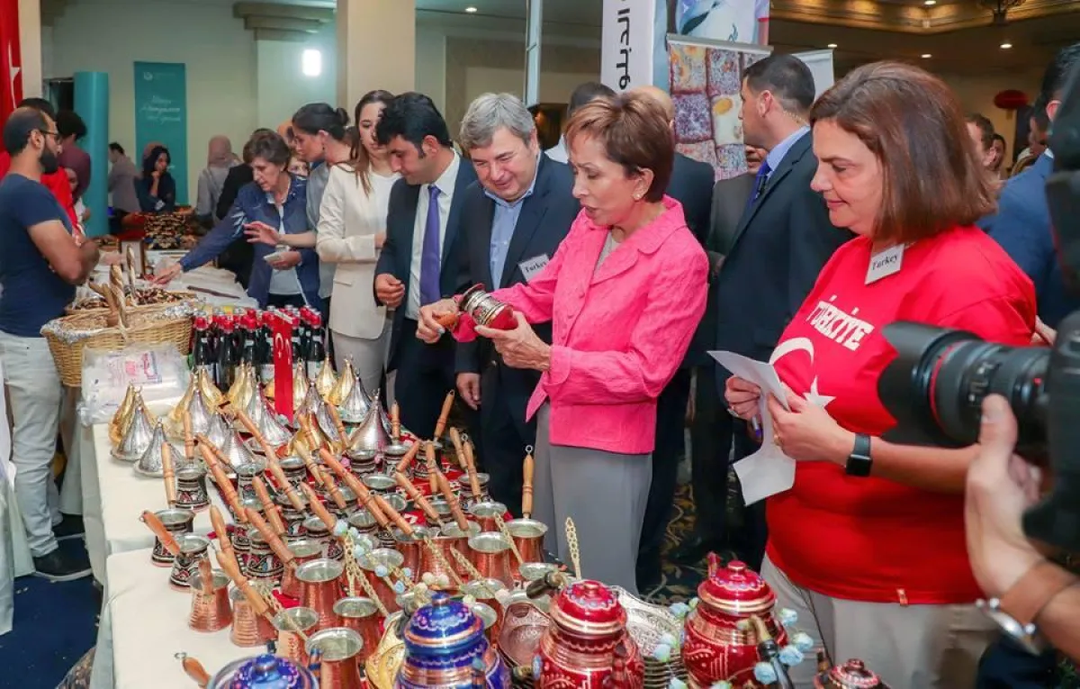 الأميرة بسمة تتجول في البازار.jpg