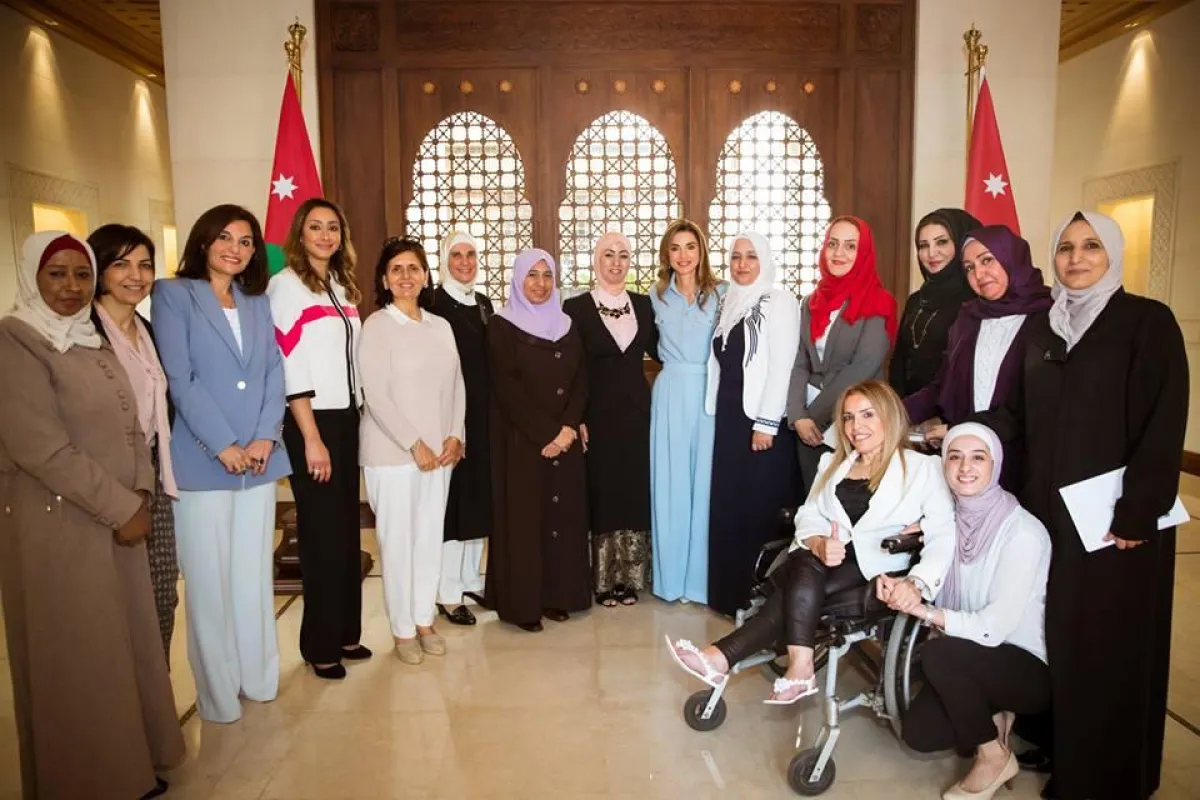 صورة جماعية مع الملكة رانيا والسيدات الأردنيات.jpg
