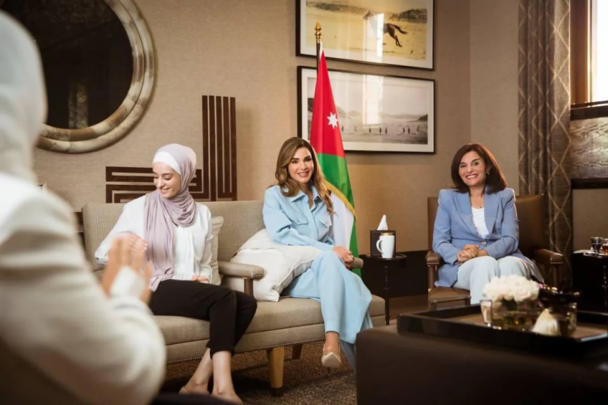 الملكة رانيا تلتقي مع مجموعة من السيدات الأردنيات.jpg