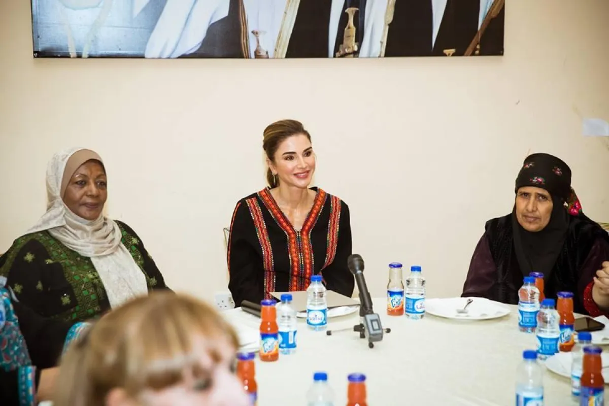 الملكة رانيا خلال زيارتها إلى محافظة الطفيلة ولقائها مع مستفيدين ومستفيدات مبادرة تمكين.jpg