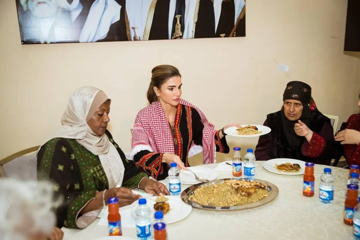 الملكة رانيا تشارك السيدات وجبة الغداء.jpg