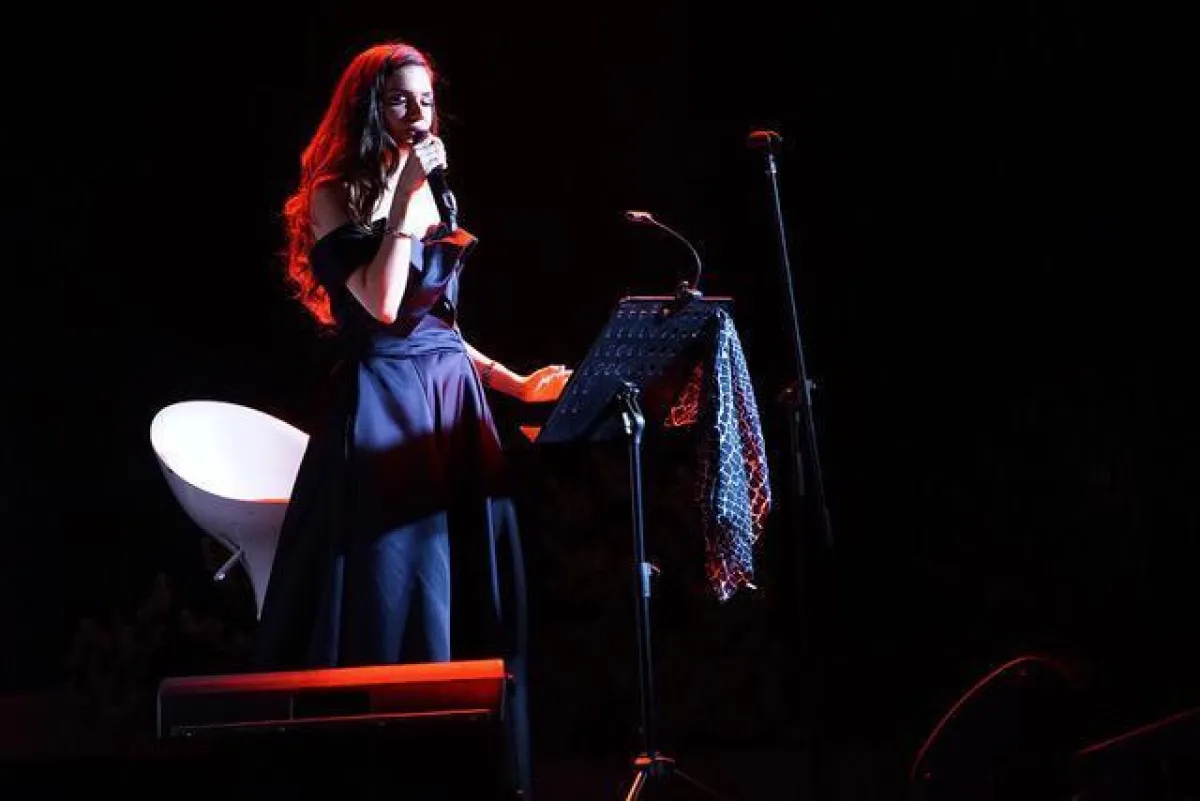 إليانا ياسمين تغني لـ فيروز وبياف في حفل بيت السفير الفرنسي بالرياض