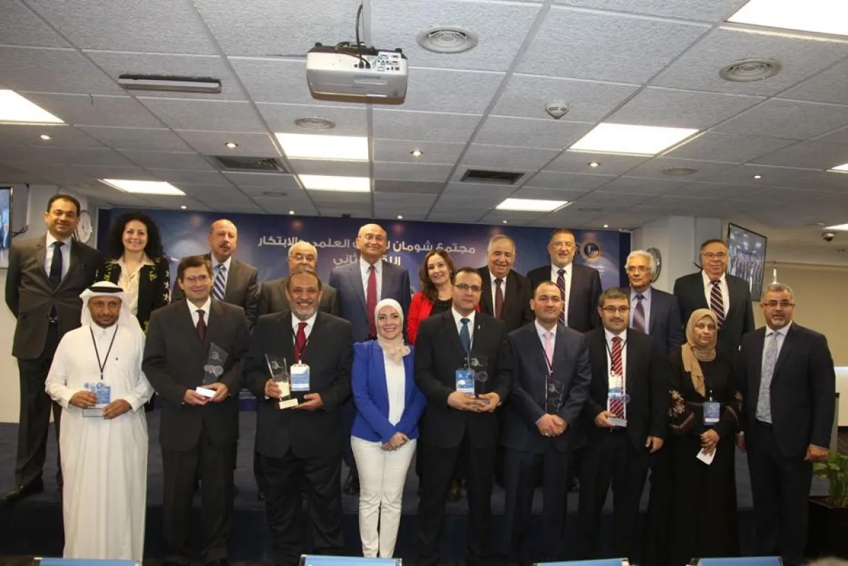 جماعية للفائزين بالجوائز.jpg