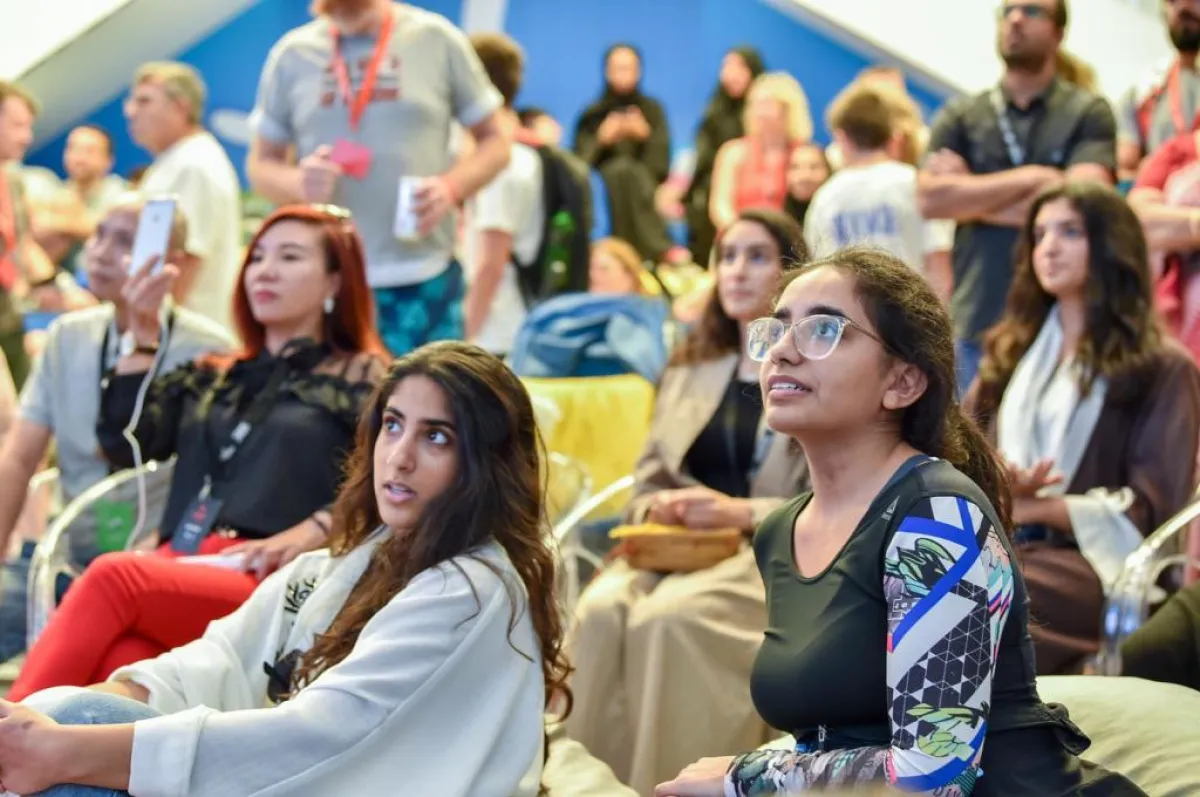 الشيخة فاطمة تتابع.jpg