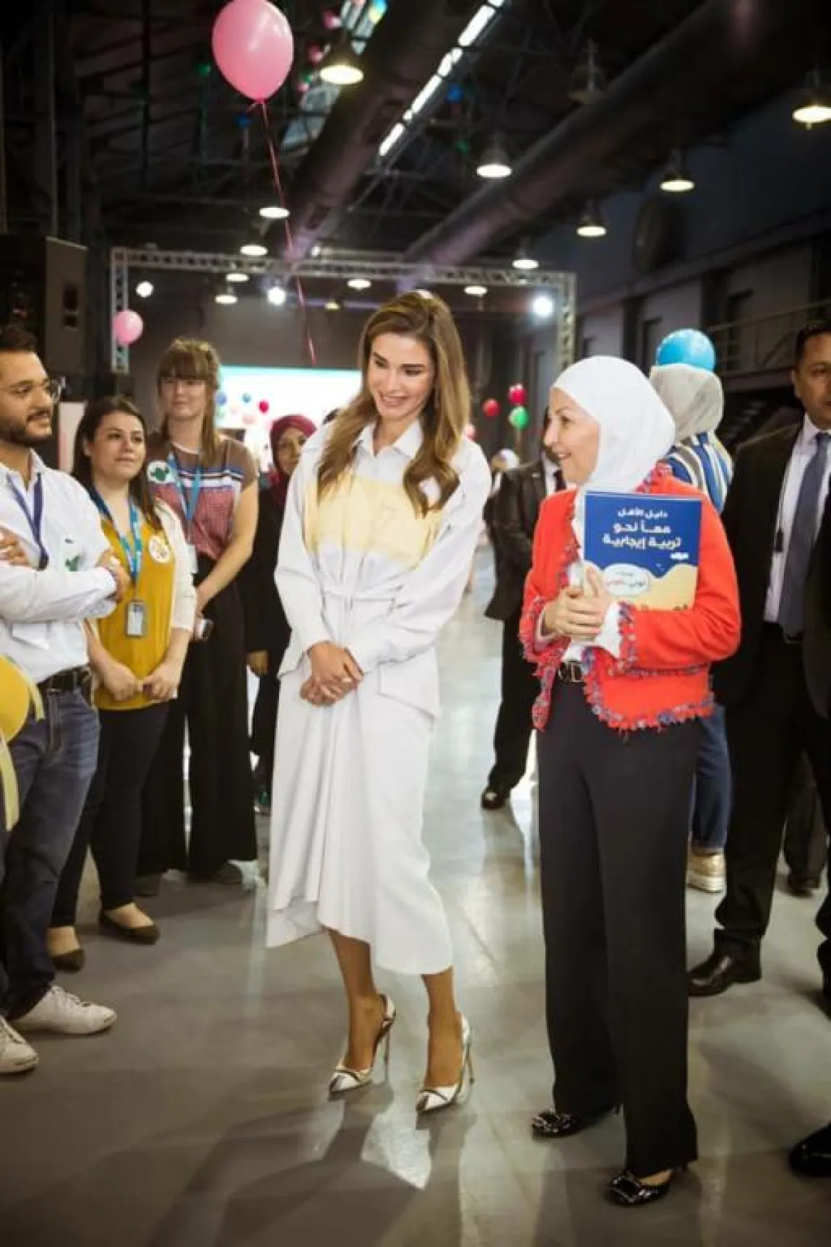 الملكة رانيا خلال زيارة مهرجان يوميات لوني بالوني في مركز الجاليري 2018.jpg
