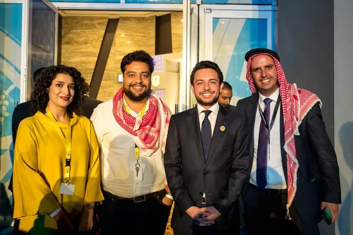 الأمير الحسين يلتقي الشباب الأردنيين المشاركين في المنتدى.jpg