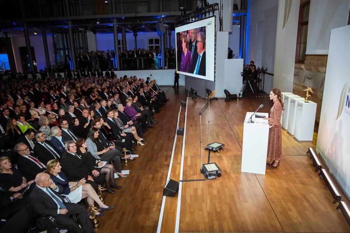 الملكة رانيا تقدم جائزة فكتوريا الذهبية الفخرية.jpg