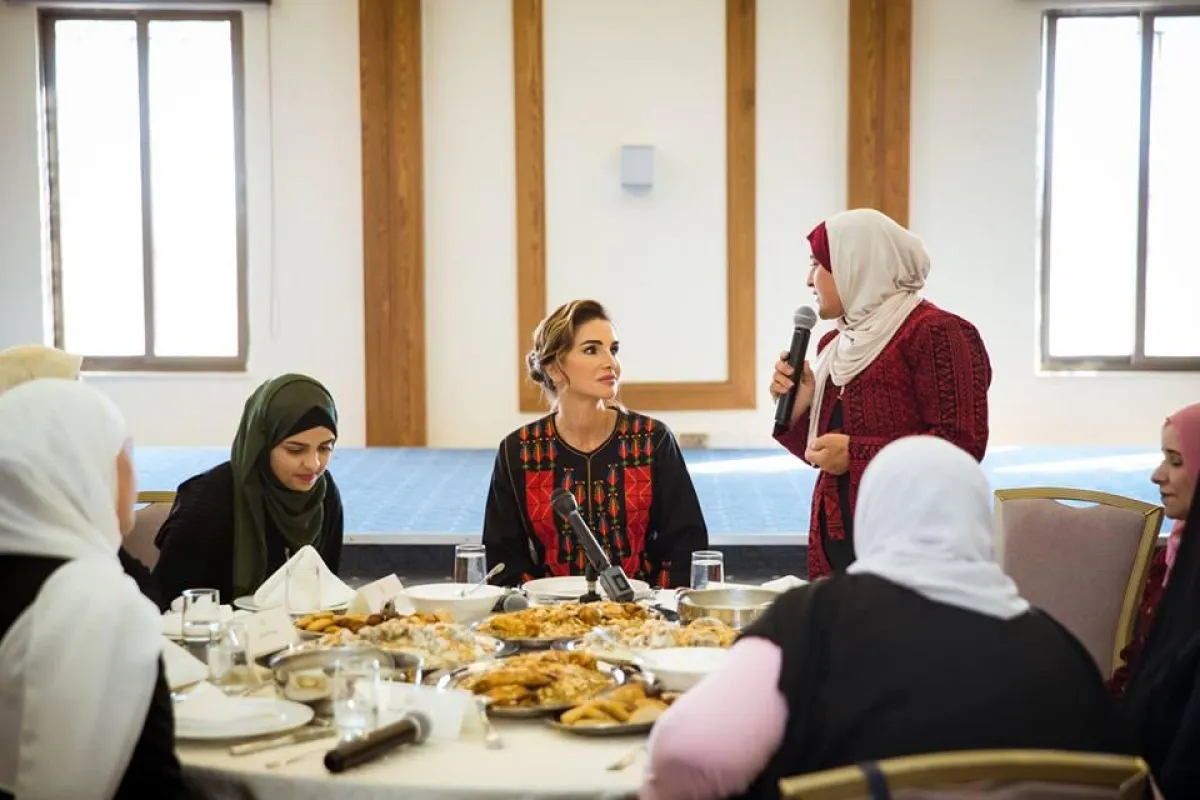 خلال مأدبة الغداء.jpg