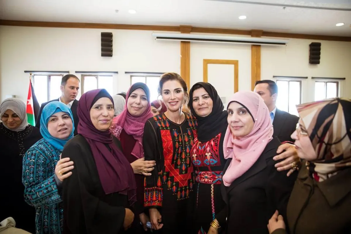 الملكة برفقة عدد من النساء في معان.jpg