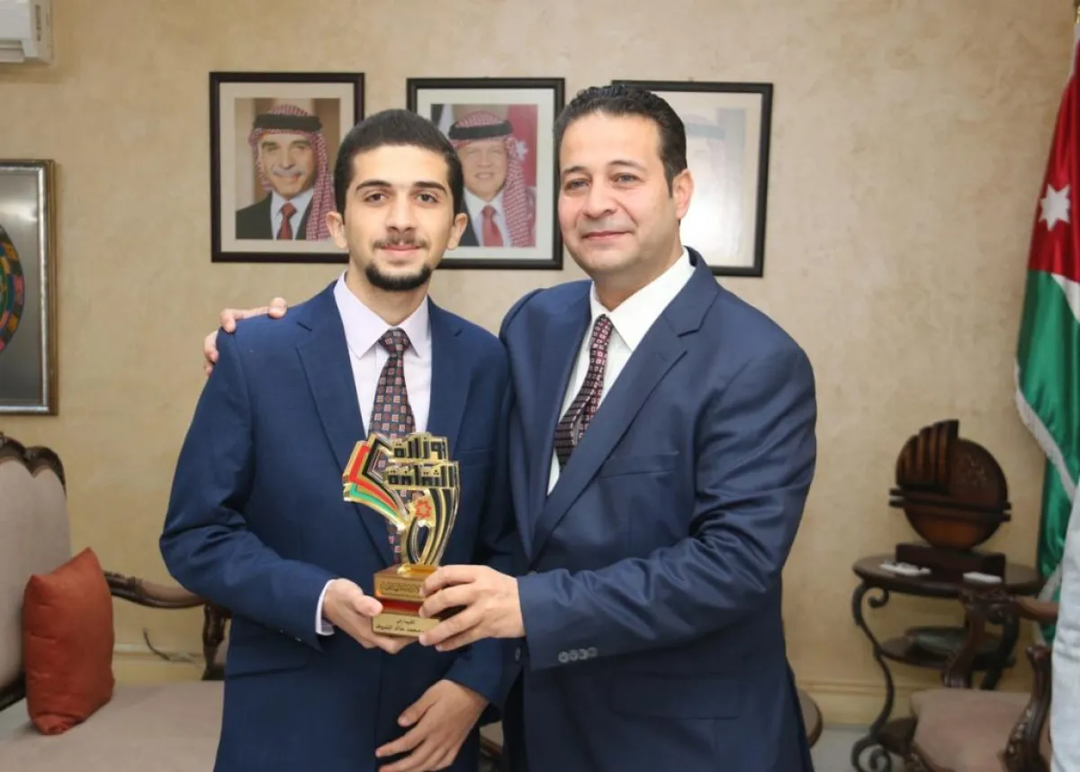 وزير الثقافة والشباب الدكتور محمد ابو رمان يكرم الطالب محمد الشروف.jpg