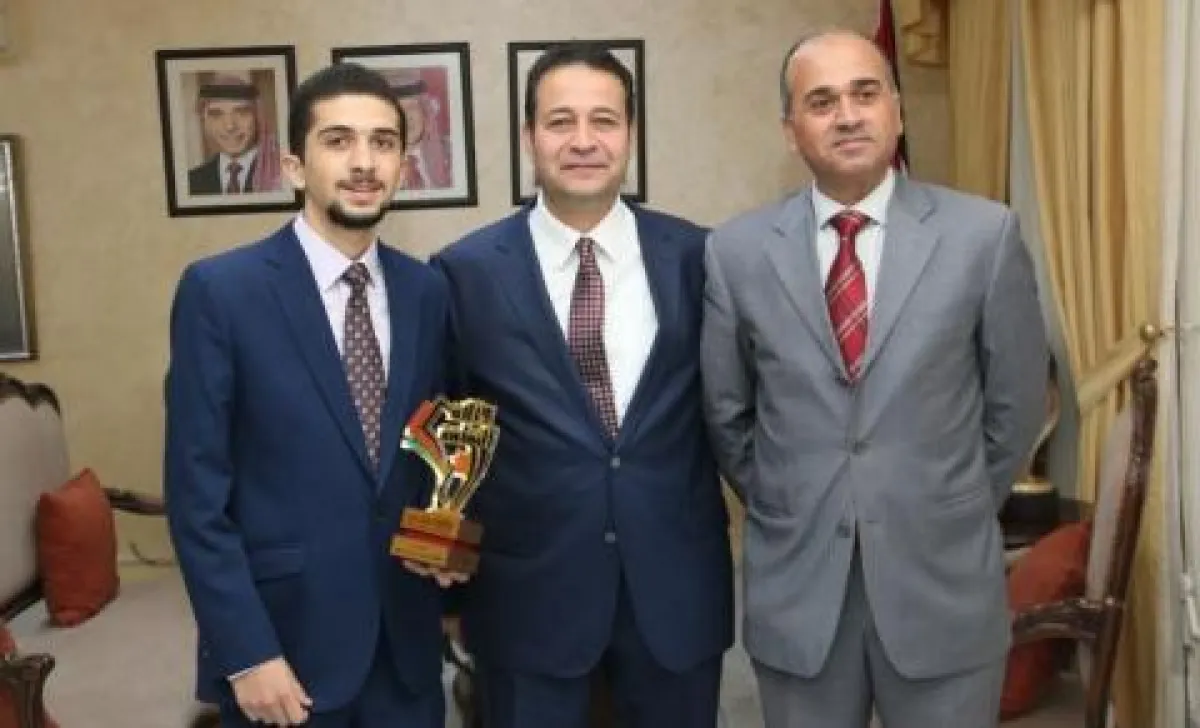 وزير الثقافة والشباب د. محمد أبو رمان يكرم الطالب محمد خالد الشروف. jpg