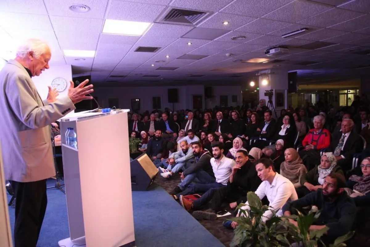 إشهار ديوان مريد البرغوثي في مؤسسة شومان.jpg