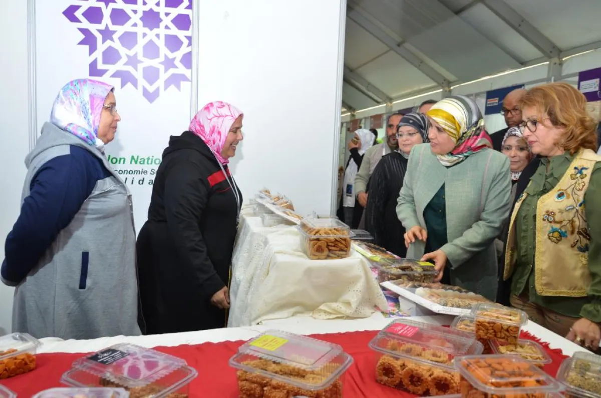 1-الوزيرة جميلة مصلي خلال زيارتها في المعرض.jpg
