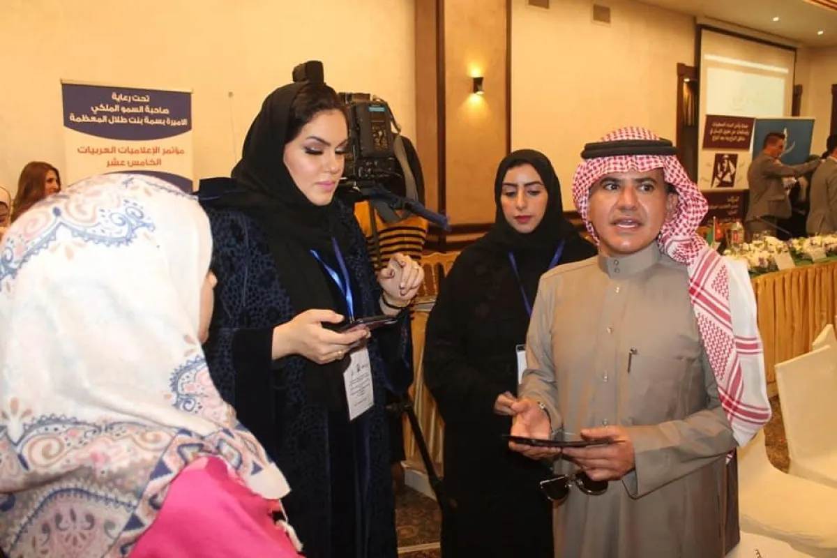 العنزي مع عدد من الإعلاميات السعوديات.jpg