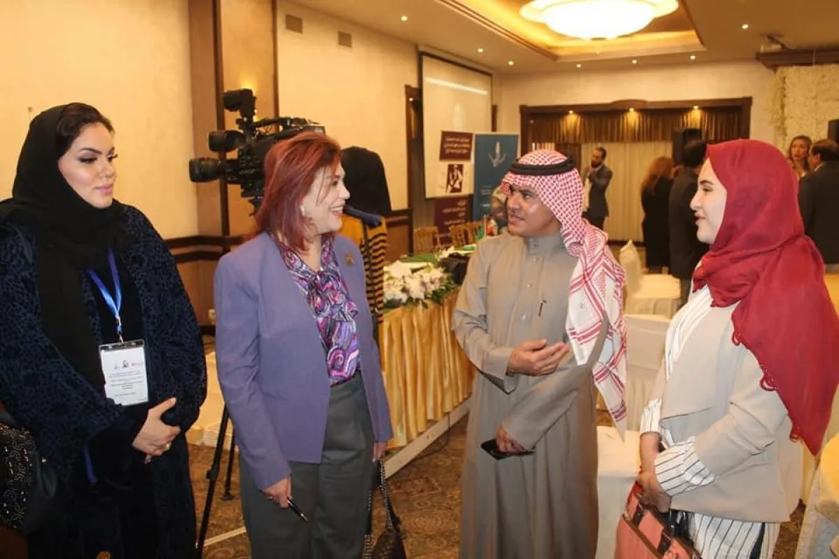 العنزي برفقة السفيرة العراقي في عمّان.jpg