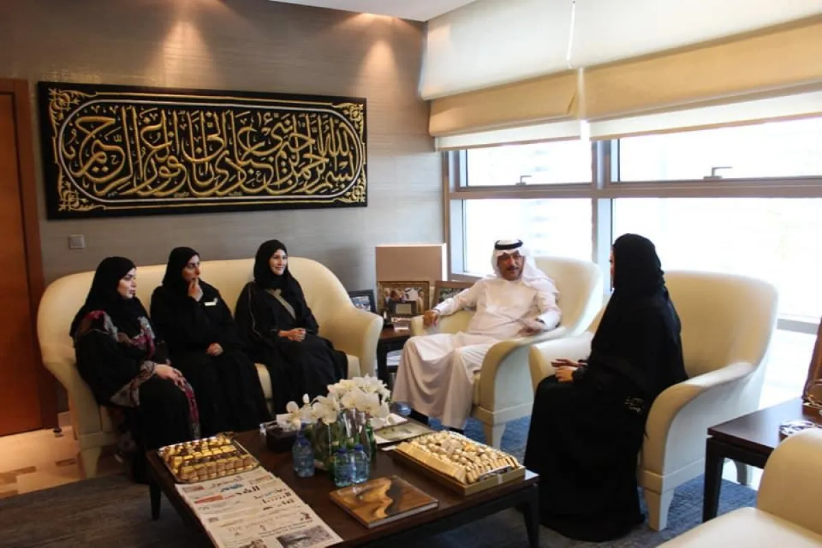 سمو السفير مع الإعلاميات في السفارة.jpg
