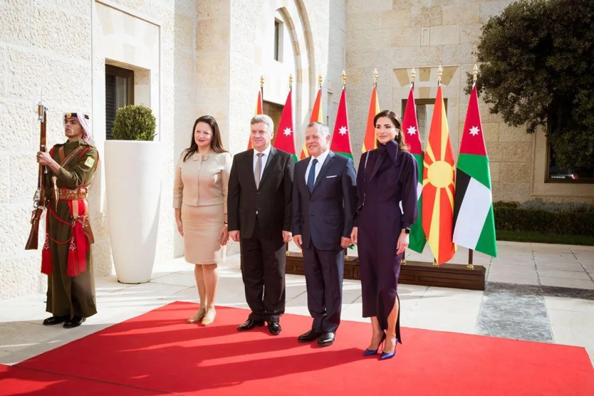الملك عبدالله والملكة رانيا خلال استقبال رئيس جمهورية مقدونيا وعقيلته.jpg