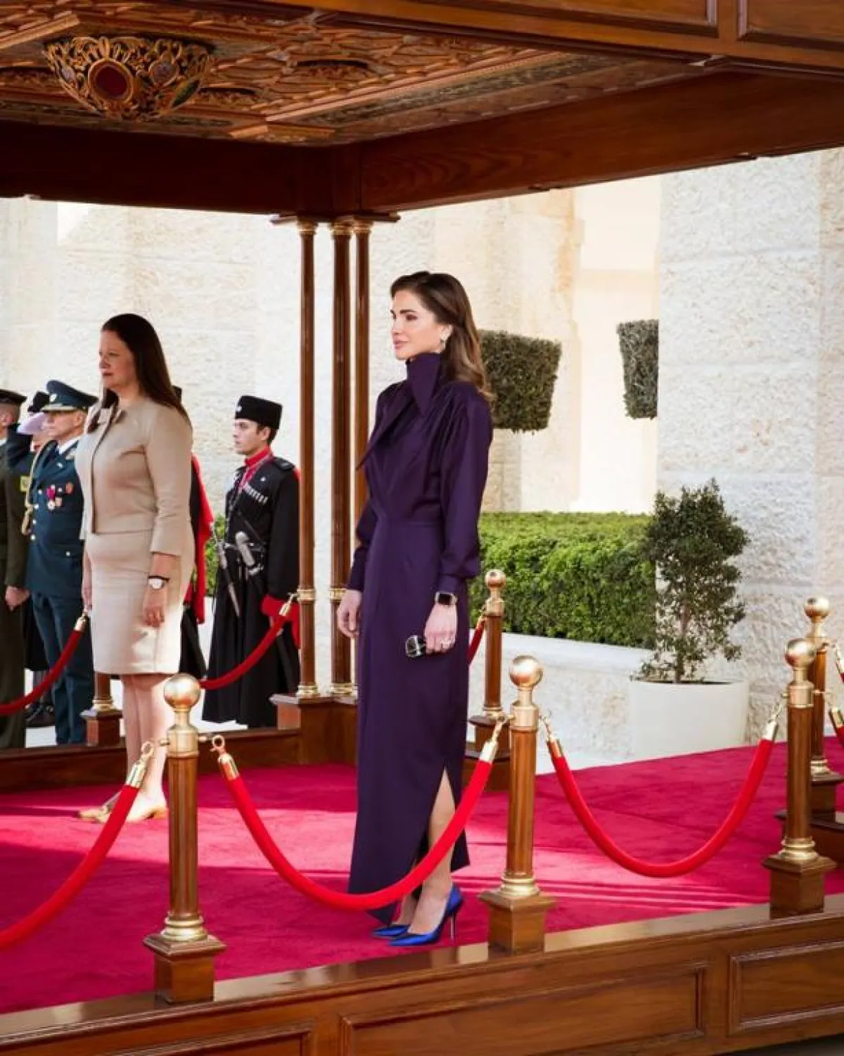 الملكة رانيا وعقيلة جمهورية مقدونيا في قصر الحسينية.jpg