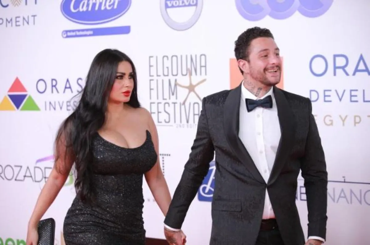 فيديو: أحمد الفيشاوي يركع أمام زوجته لإنقاذها من موقف محرج