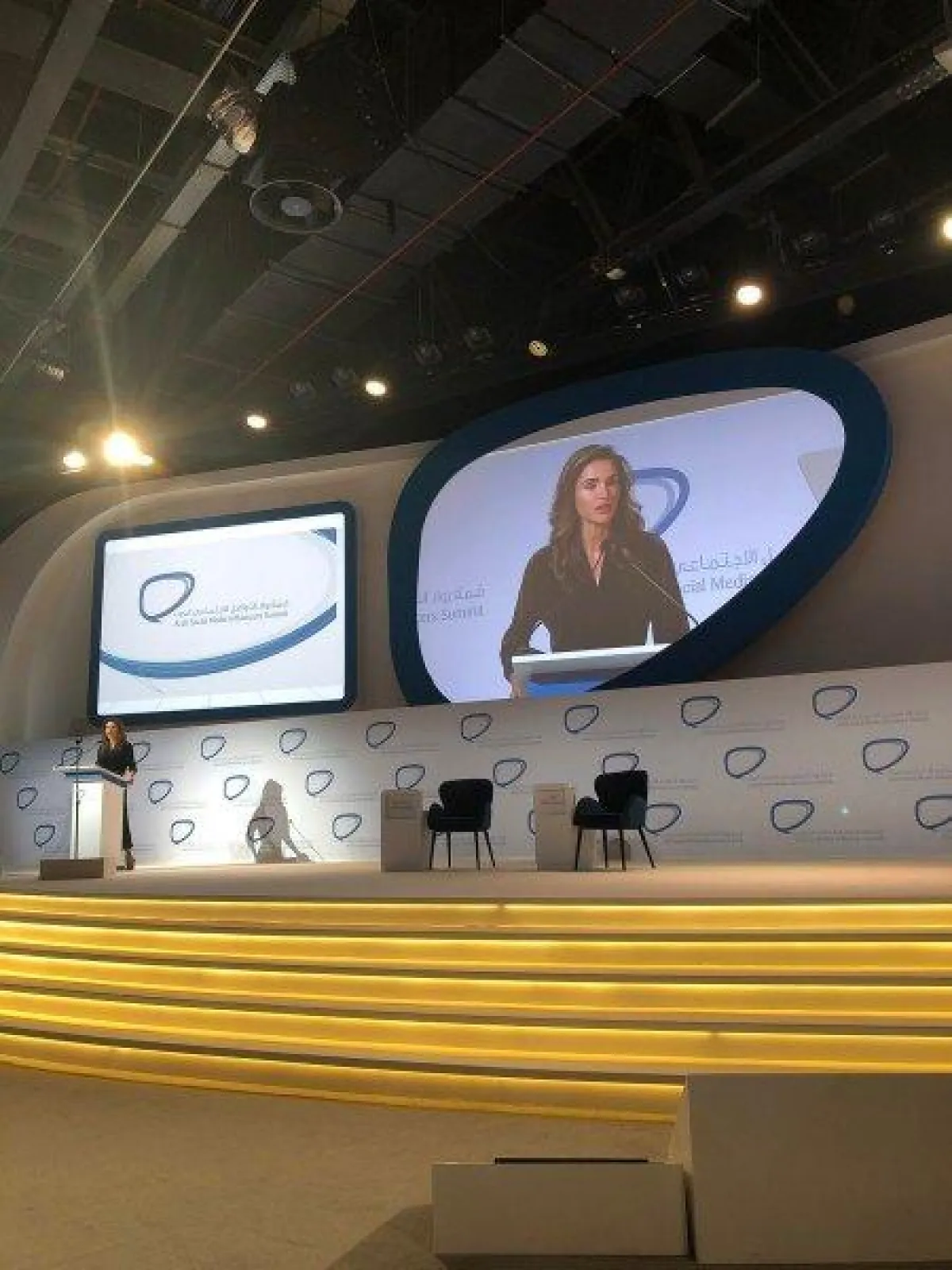 الملكة رانيا أثناء كلمتها في القمة.jpeg