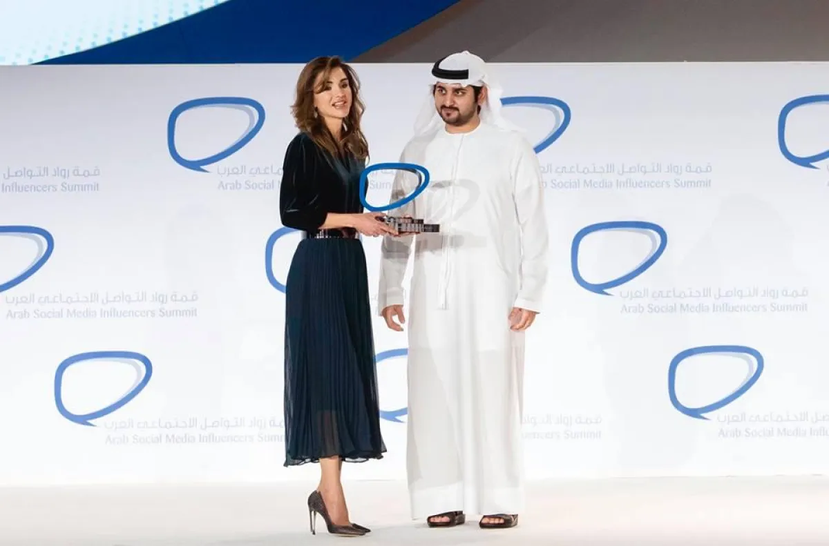 الملكة رانيا تستلم جائزة شخصية العام المؤثرة من الشيخ مكتوم بن محمد بن راشد آل مكتوم.jpg